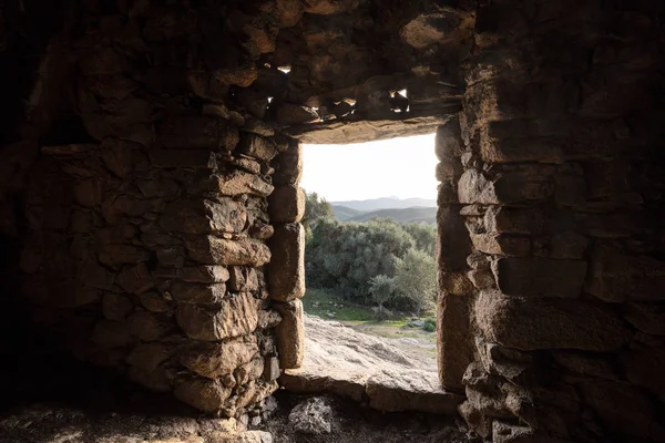 Vista a través de la puerta de la casa Troglodyte en Ostriconi en Córcega —  Fotos de Stock