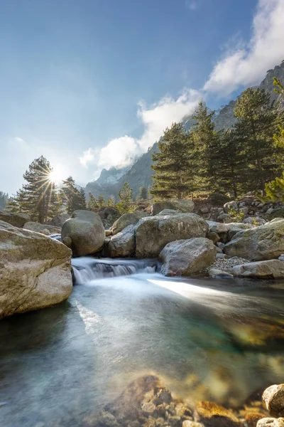 Wasserfälle und Felsbrocken bei Restonica in den Bergen Korsikas — Stockfoto