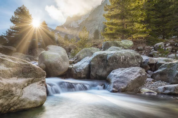 科西嘉山脉 Restonica 的瀑布和巨石 — 图库照片