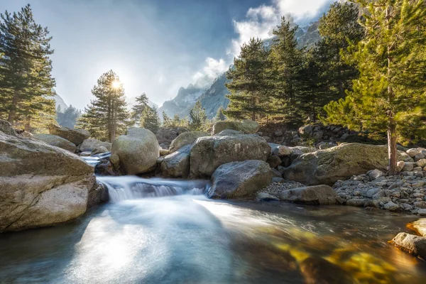 Водопады и валуны в Restonica в горах Корсики — стоковое фото