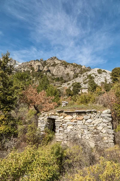 Заброшенный камень в горах недалеко от Венако на Корсике — стоковое фото