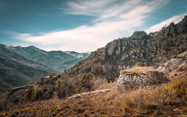 Εγκαταλελειμμένο πέτρινο buiding στα βουνά κοντά στο Venaco στην Κορσική — Φωτογραφία Αρχείου