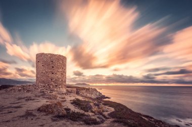 Punta Spanu Corsica sahil dramatik günbatımı