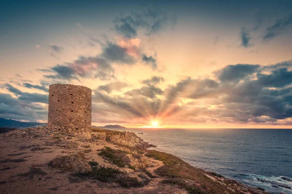 Dramatyczny zachód słońca w Punta Spanu na wybrzeżu Korsyki — Zdjęcie stockowe