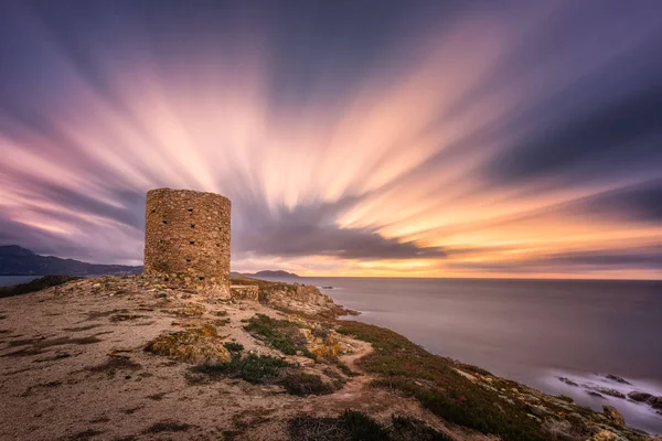 Dramatyczny zachód słońca w Punta Spanu na wybrzeżu Korsyki — Zdjęcie stockowe