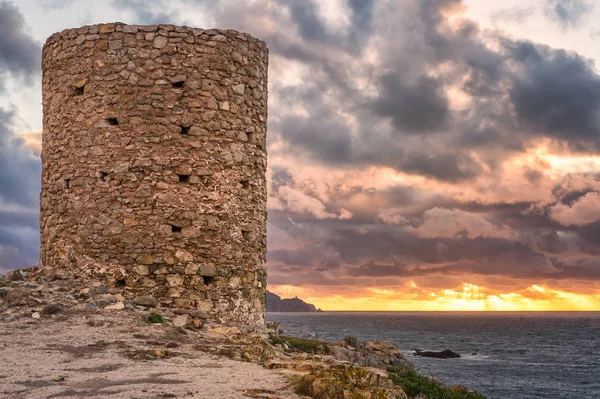 Pôr-do-sol dramático em Punta Spanu, na costa da Córsega — Fotografia de Stock