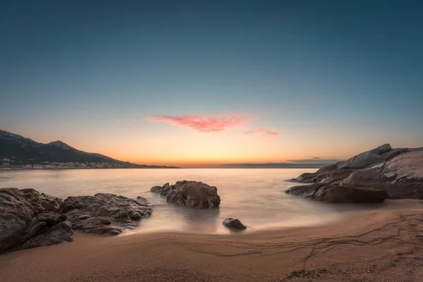 コルシカ島の砂浜アルガジョラ ビーチの夕日 — ストック写真