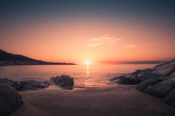 Zachód słońca na piaszczystej plaży Algajola na Korsyce — Zdjęcie stockowe