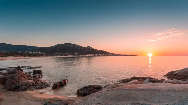 Puesta de sol en la playa de Algajola en la región de Balagne de Córcega — Foto de Stock