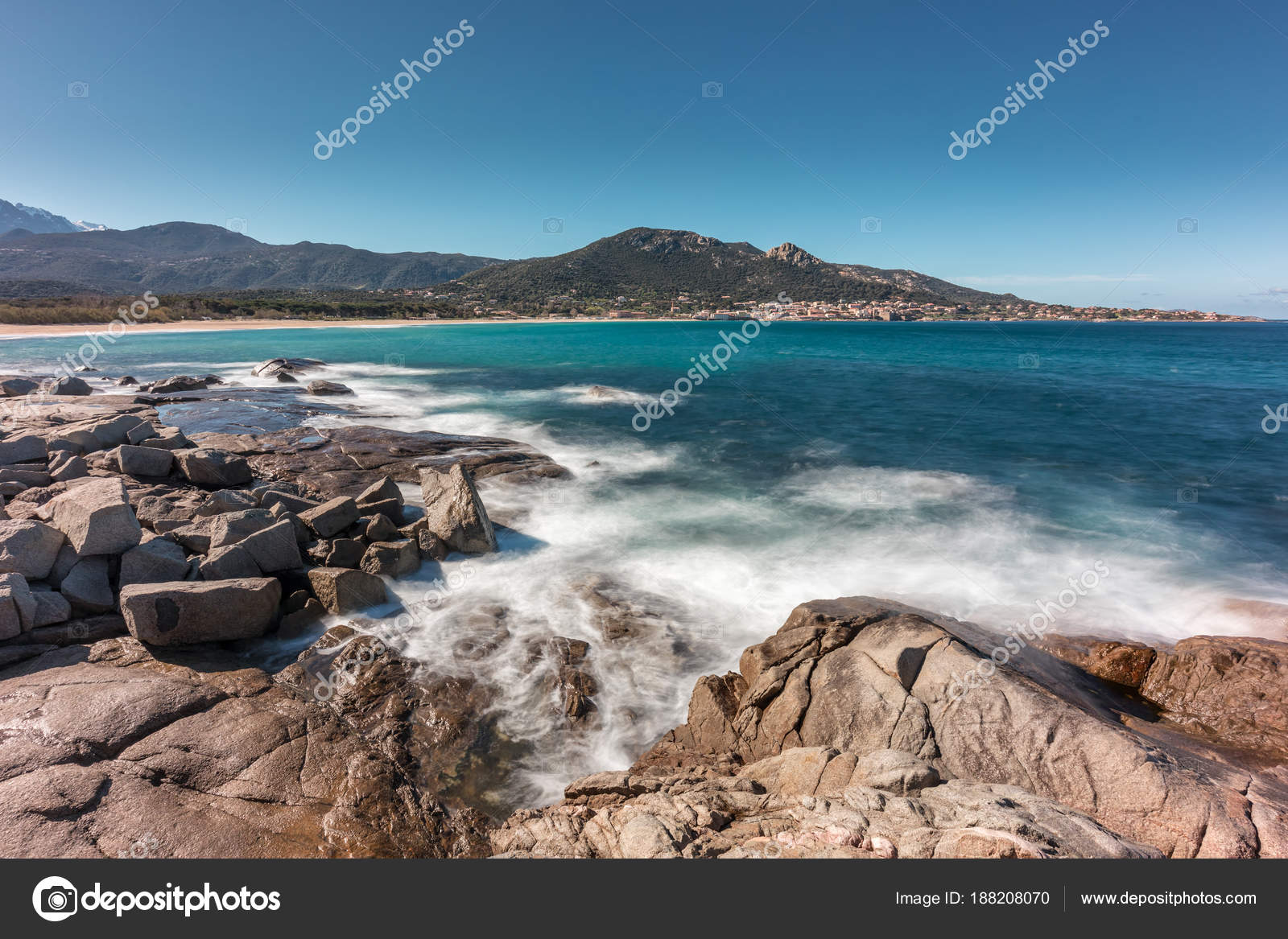 Vagues De Lavage Sur Les Rochers Près De Plage Dalgajola En