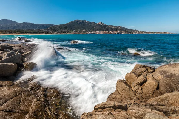 Onde che si infrangono sugli scogli vicino alla spiaggia di Algajola in Corsica — Foto Stock