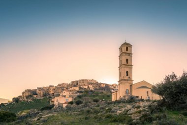 Sant' Antonino kilise ve Corsica bölgesinin Balagne köyünde