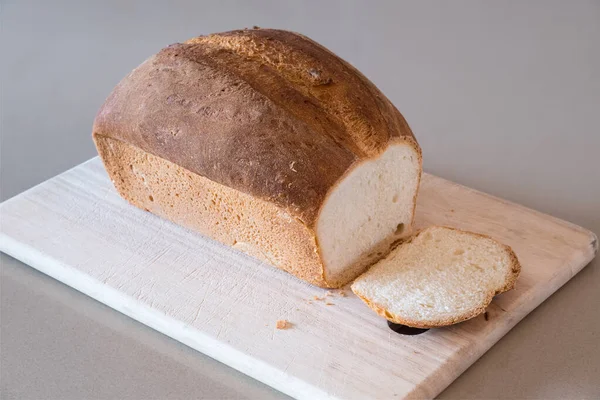 Свіжоспечений хліб з білого хліба на дерев'яній дошці — стокове фото