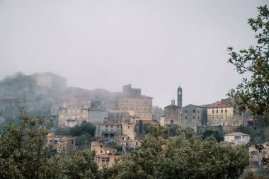 Korsika 'daki Speloncato Köyü sisle kaplı.