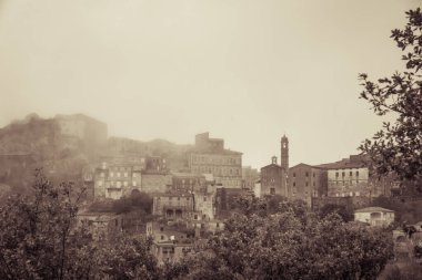 Korsika 'daki Speloncato Köyü sisle kaplı.