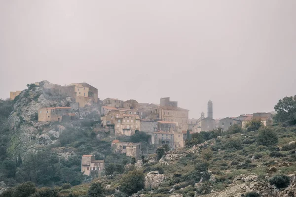 Villaggio di Speloncato in Corsica avvolto nella nebbia — Foto Stock