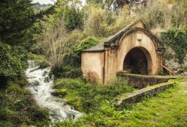 Korsika 'daki Ville di Paraso' da taş yıkama evi.