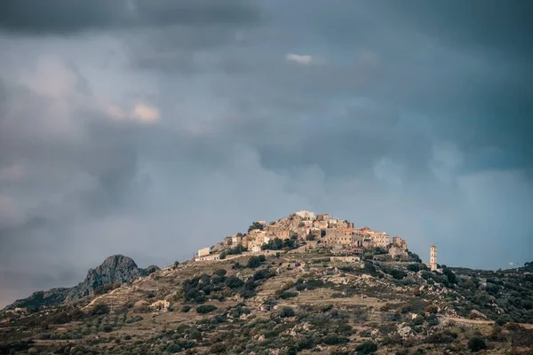 Nuvole di tempesta sul villaggio di Sant'Antonino in Corsica — Foto Stock