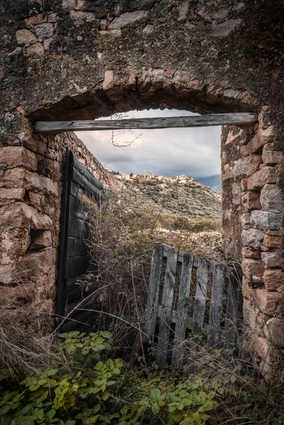 Wioska Montemaggiore na Korsyce przez bramę — Zdjęcie stockowe