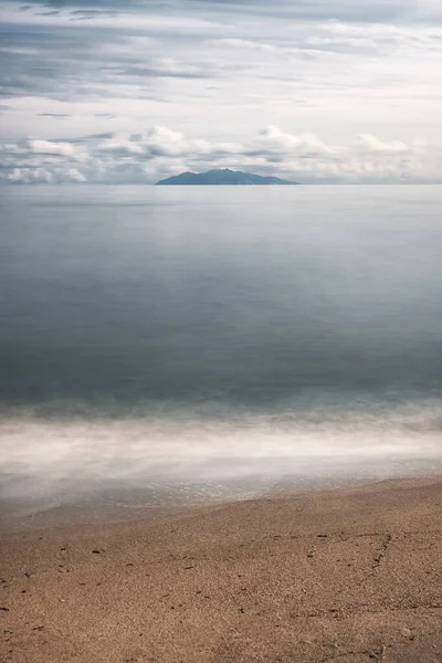 Isla de Elba vista desde una playa en Córcega — Foto de Stock