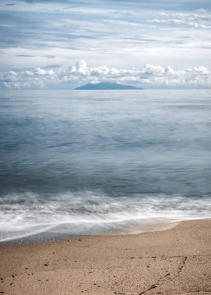 Elba adası Korsika 'da bir plajdan görülüyor. — Stok fotoğraf