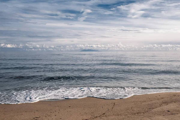 Остров Эльба с пляжа на Корсике — стоковое фото