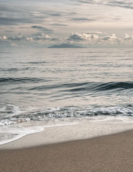 Eiland Elba vanaf een strand in Corsica — Stockfoto