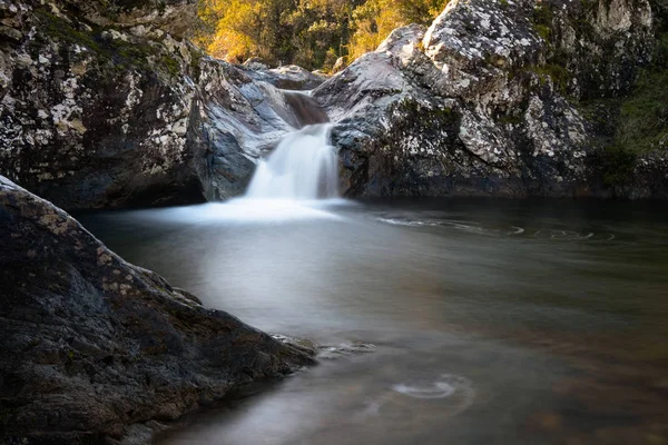Horský potok tekoucí do přírodního bazénu na Korsice — Stock fotografie