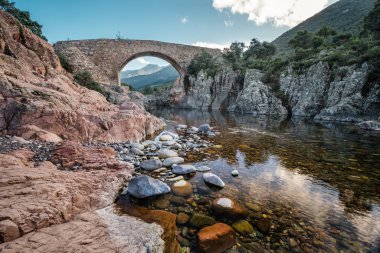 Korsika 'daki Fango nehri üzerindeki Ponte Vecchiu köprüsü