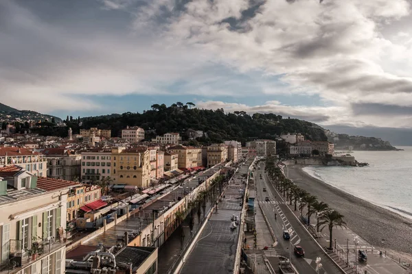 Uitzicht over de Promenade des Anglais en de oude binnenstad van Nice — Stockfoto