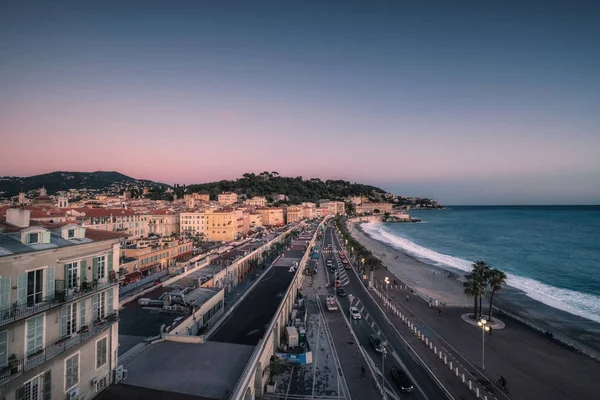 Crepuscolo che cade sulla Promenade des Anglais a Nizza — Foto Stock