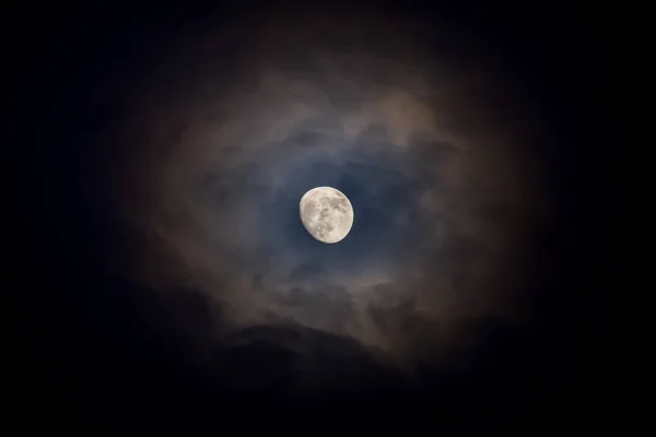 Luna encercada rodeada de nubes — Foto de Stock