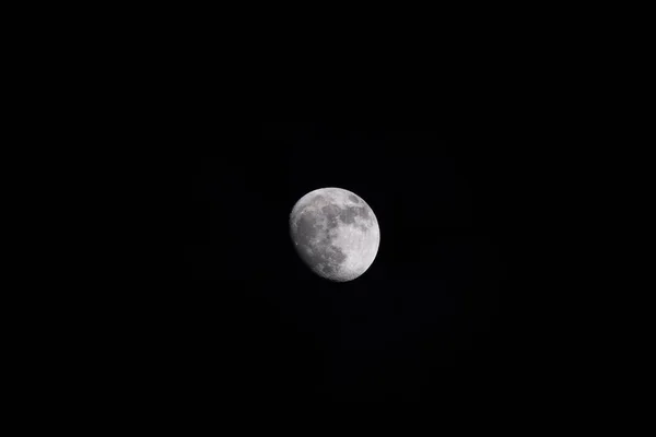 Waxing moon against a black night sky — Stock Photo, Image