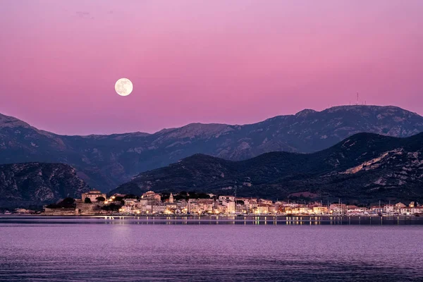 Luna piena che sorge su St Florent in Corsica — Foto Stock