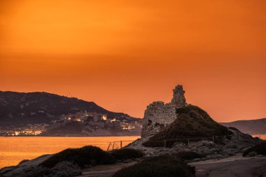 Korsika 'da Calvi Kalesi' nin arkasında gün batımı