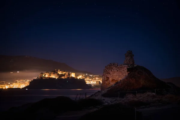 コルシカ島のジェノヴァの塔とカルヴィの上の夜空 — ストック写真