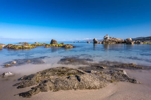 Spiaggia e città di L'Ile Rousse in Corsica — Foto Stock