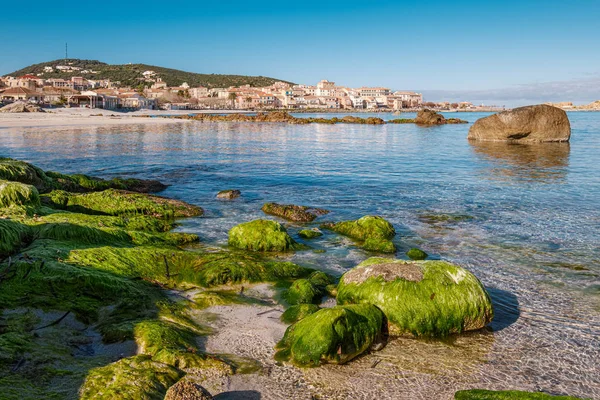 L 'Ile Rousse plaża i miasto na Korsyce — Zdjęcie stockowe