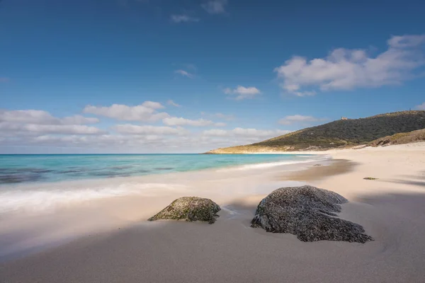 Vit sand på stranden Bodri på Korsika — Stockfoto
