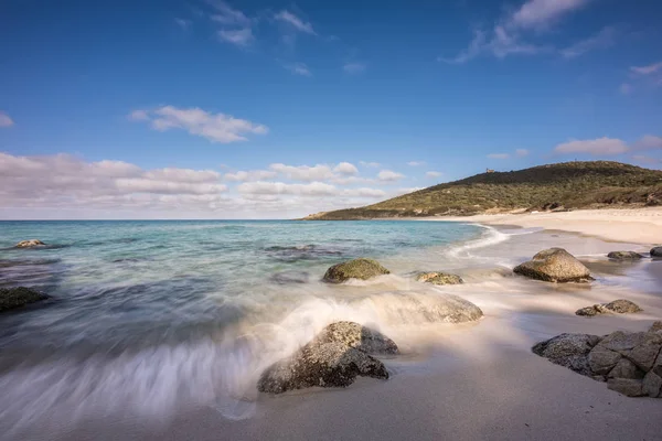 Weißer Sand am Strand von Bodri auf Korsika — Stockfoto