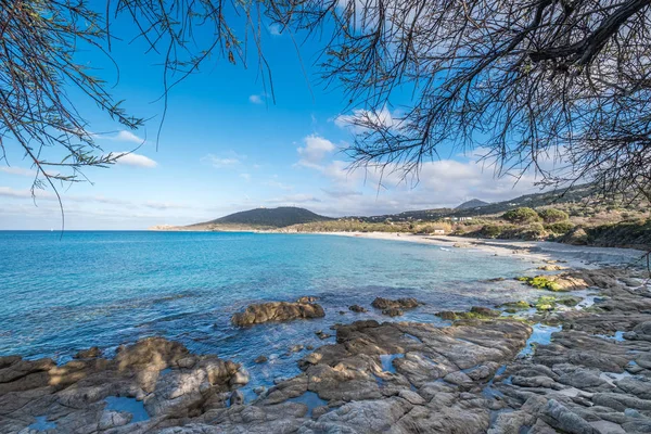 Klippiga kusten vid stranden Ghjunchitu på Korsika — Stockfoto