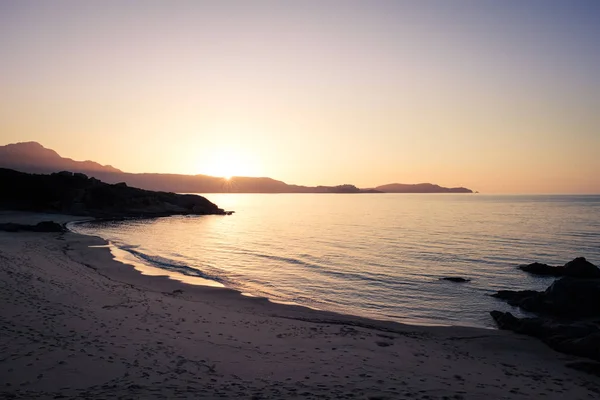 日落时分 在科西嘉岛巴莱涅地区的金黄色的圣杯海滩上 远处是卡尔维城堡的轮廓 — 图库照片
