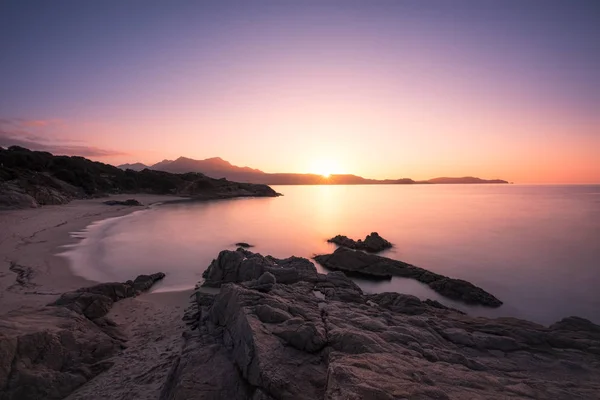 Imagen Larga Exposición Puesta Sol Sobre Arena Dorada Playa Plage — Foto de Stock