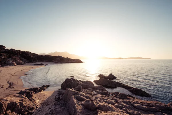 Auringonlasku Plage Sainte Restitude Rannan Kultaiselle Hiekalle Balagnen Alueella Korsikalla — kuvapankkivalokuva