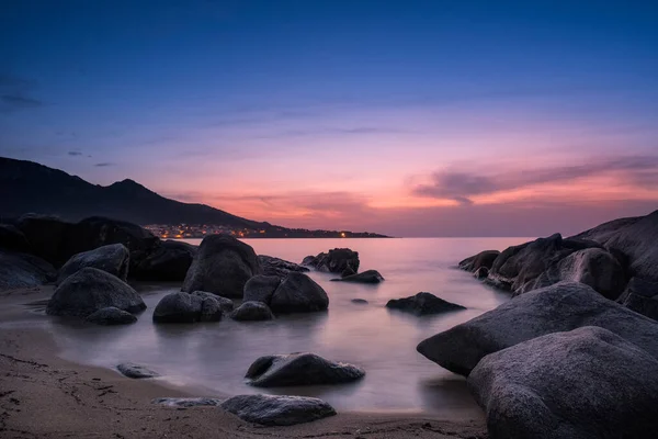 Długa Ekspozycja Widok Nocy Spada Nad Skalistym Wybrzeżu Piaszczystej Plaży — Zdjęcie stockowe