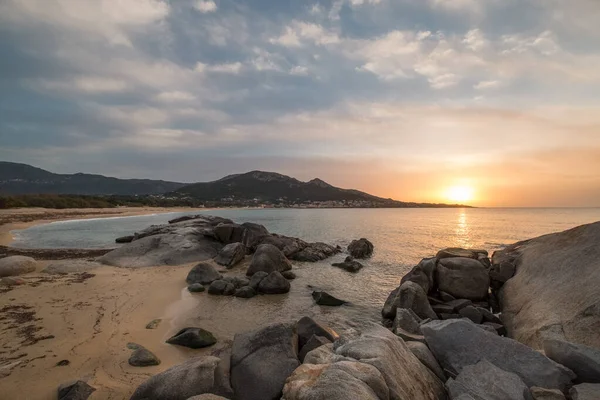 Sun Setting Rocky Coastline Sandy Beach Village Algajola Balagne Region — Stock Photo, Image