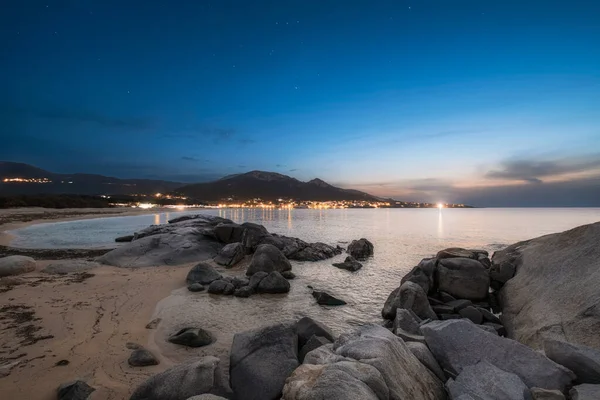 Natt Faller Över Stenig Kust Och Sandstrand Med Byn Algajola — Stockfoto