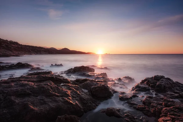 Güneş Balagne Kasabası Ile Rousse Üzerinde Batarken Korsika Nın Kayalık — Stok fotoğraf