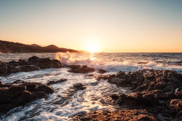 Fale Uderzające Skaliste Wybrzeże Korsyki Gdy Słońce Zachodzi Nad Bałagńskim — Zdjęcie stockowe