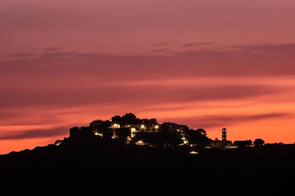 コルシカ島バルーン地方のサンアントニーノのシルエットの古代の山間の村の後ろの日没のオレンジとピンクのアフターグロー — ストック写真